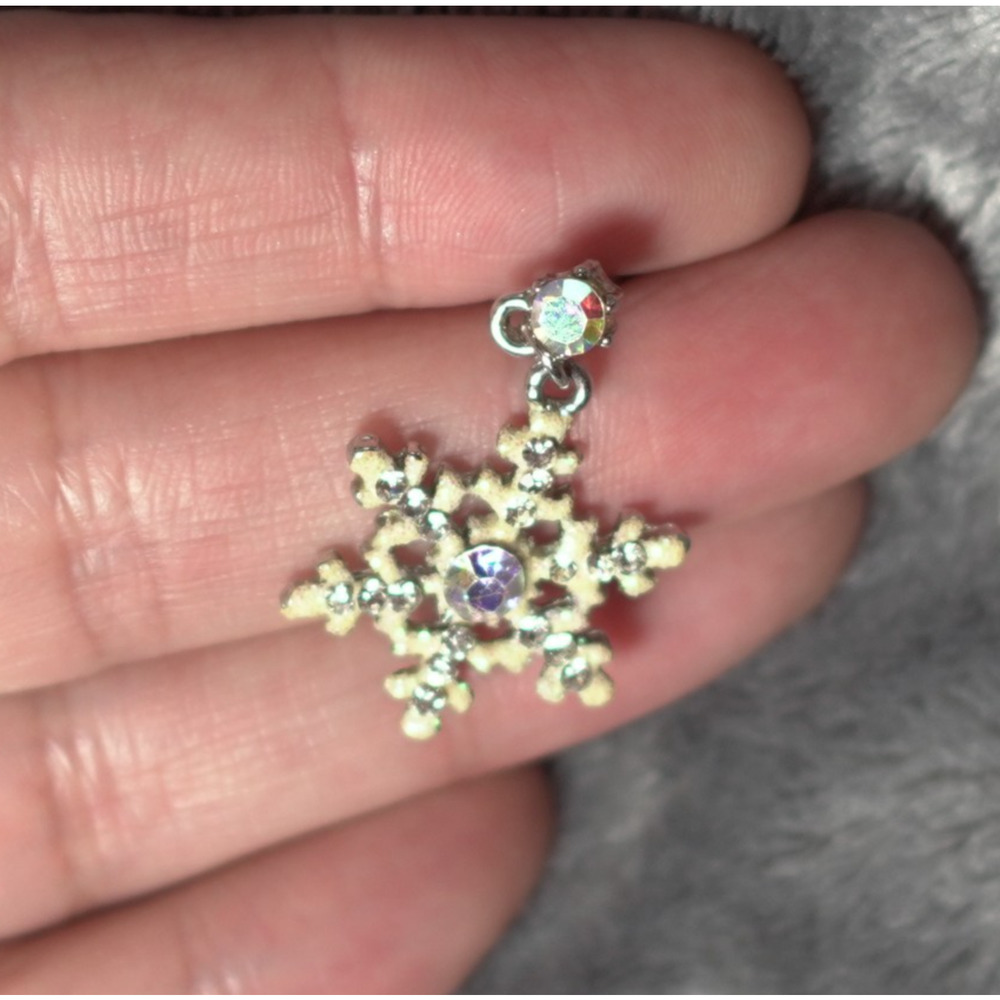 2 VTG Snowflakes Winter and Christmas Jewelry Gold Silver Tone Rhinestone EUC - Picture 5 of 8